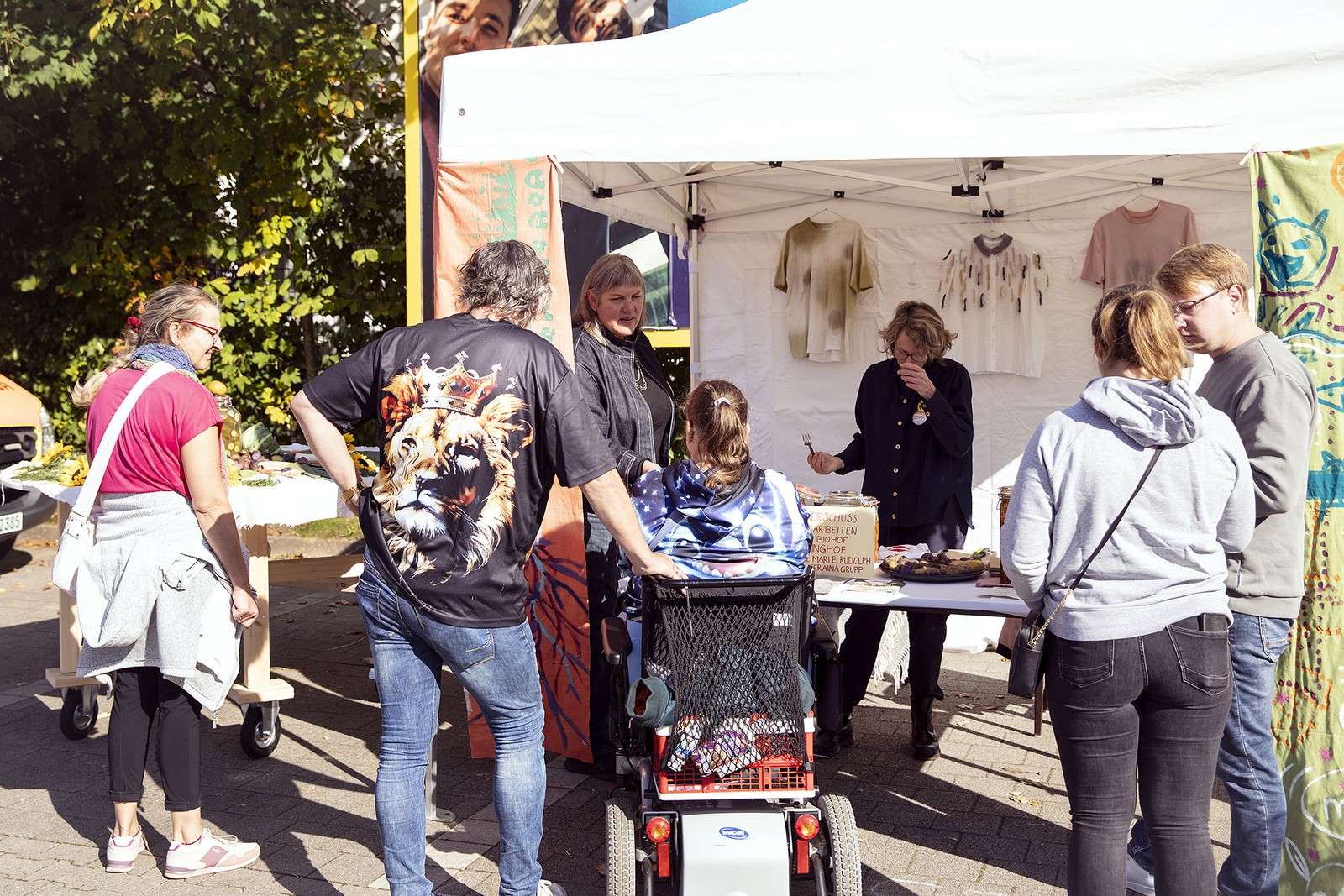 Booth at the Pellkartoffel Tage Hohenlockstedt with works by Seraina Grupp, Daniela Zambrano, Myu Hanaoka, mediated by Ulrike Boskamp, Katja Schroeder, Charlotte Perka, Bettina Kruse, Ronald Kolb.