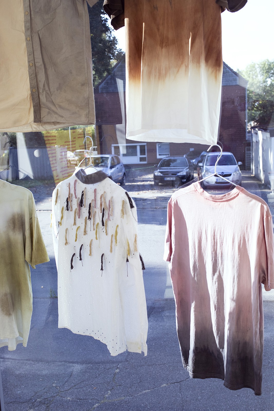 Myu Hanaoka, experiment on natural dye for Arts of Upcycling. In: Art as Ecological Practice, Fall Assembly, 27 September 2025. Foto: Marie-Theres Böhmker