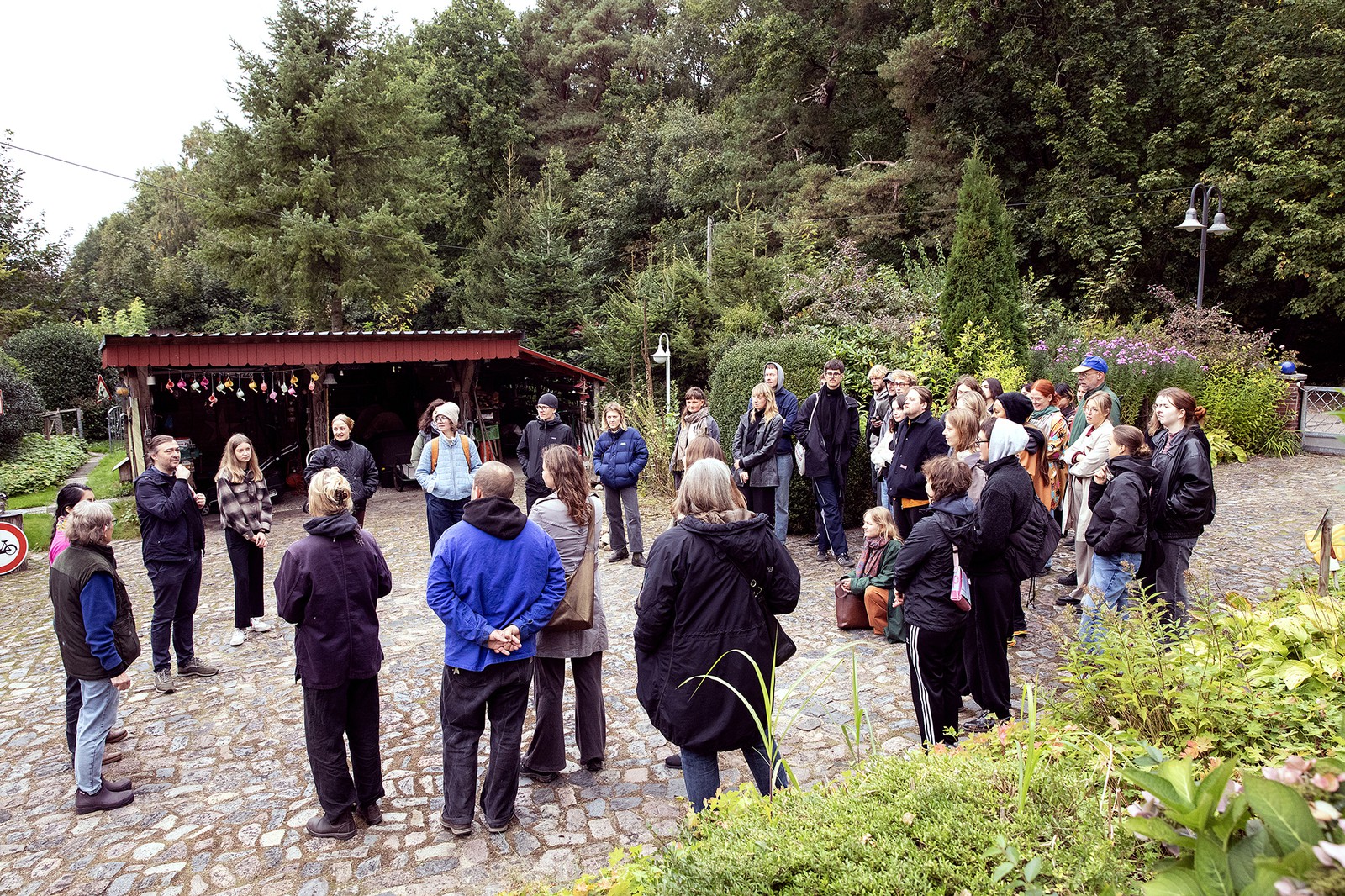 Daniela Zambrano Almidón, performative harvest ceremony Huatia in the garden of Wiebke Habbe. In: Art as Ecological Practice, Fall Assembly, 27 September 2025. Foto: Marie-Theres Böhmker