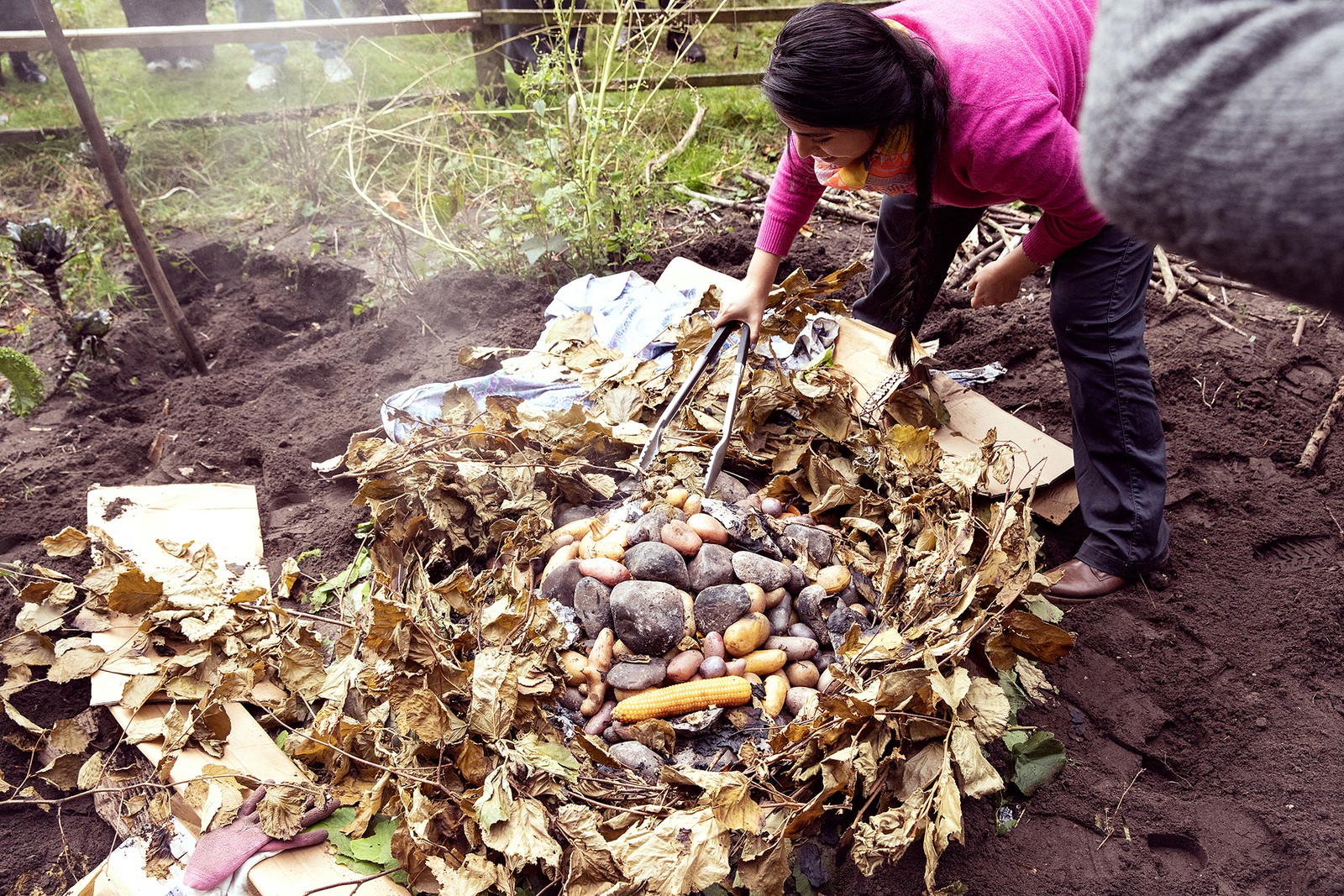 Daniela Zambrano Almidón, performative harvest ceremony Huatia in the garden of Wiebke Habbe. In: Art as Ecological Practice, Fall Assembly, 27 September 2025. Foto: Marie-Theres Böhmker