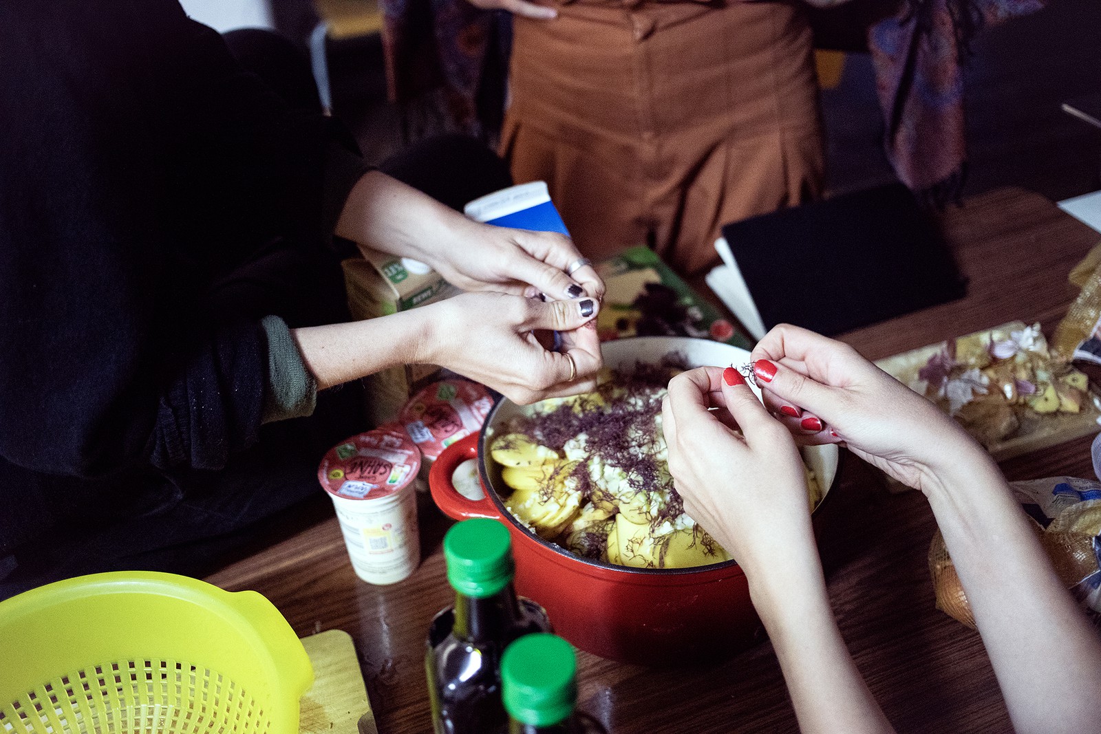 Maya Minder, algae and potatoes cooking workshop. In: Art as Ecological Practice, Fall Assembly, 27 September 2025. Foto: Marie-Theres Böhmker