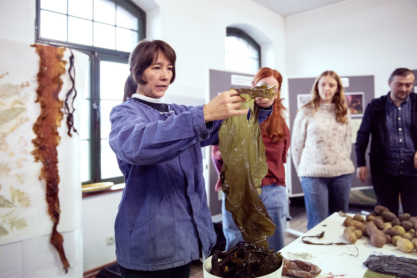 Maya Minder, algae and potatoes cooking workshop. In: Art as Ecological Practice, Fall Assembly, 27 September 2025. Foto: Marie-Theres Böhmker