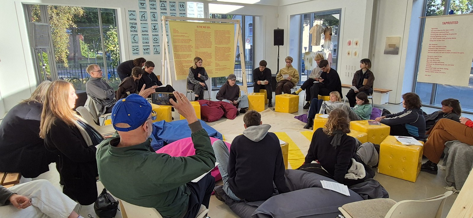 Shared listening of the audio piece by Astrid S. Klein, TO THE RED SOIL. In: Art as Ecological Practice, Fall Assembly, 26 September 2025 Foto: Ronald Kolb