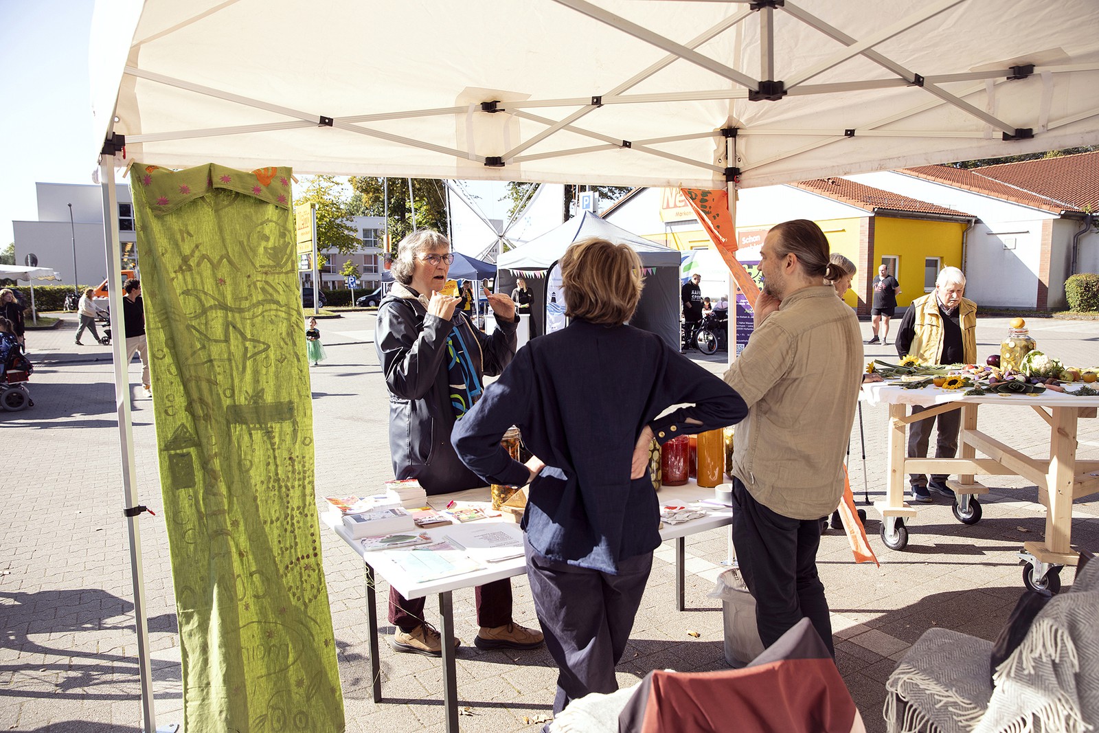 Booth at the Pellkartoffel Tage Hohenlockstedt with works by Seraina Grupp, Daniela Zambrano, Myu Hanaoka, mediated by Ulrike Boskamp, Katja Schroeder, Charlotte Perka, Bettina Kruse, Ronald Kolb.