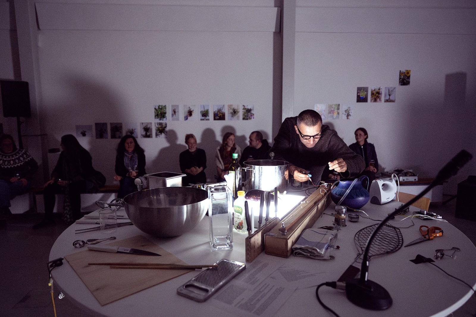 Maya Minder & Dominique Leroy, participatory cooking/sound performance Sott’olio Sonified Kitchen. In: Art as Ecological Practice, Fall Assembly, 27 September 2025. Foto: Marie-Theres Böhmker